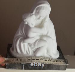 Statue ancienne, sculpture, vièrge à l'enfant en marbre sur solcle