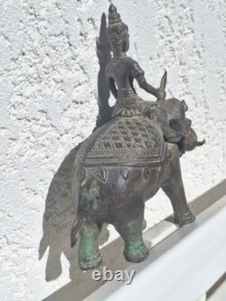 Statue bronze Asie. Sculpture Ancienne mythologie animal élephant et figure