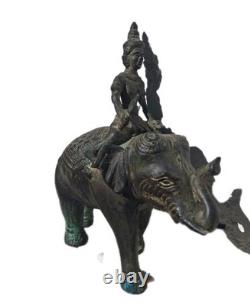 Statue bronze Asie. Sculpture Ancienne mythologie animal élephant et figure