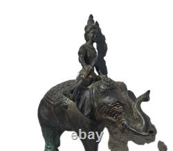 Statue bronze Asie. Sculpture Ancienne mythologie animal élephant et figure