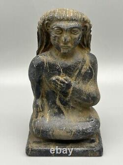 Statue de sculpture ancienne du Proche-Orient, homme assis en position tarifaire
