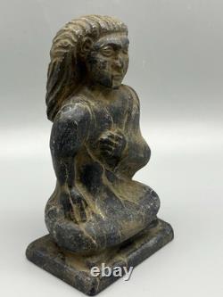 Statue en pierre assise sculpture ancienne du Proche-Orient