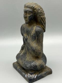 Statue en pierre assise sculpture ancienne du Proche-Orient