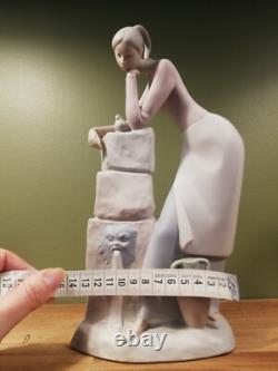 Statue en porcelaine ancienne de Valence signée