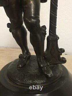 Statue sculpture Gentilhomme ancien en regule de couleur bronzze bougeoir