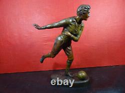 Statue trophée ancien de footballeur en régule patine bronze médaille Art Déco
