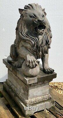 Statues de Lions en pierre (la paire) anciennes sur socle