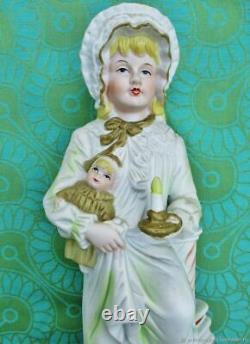Statuette ancienne Petite fille avec sa poupée biscuit France Antique statuette