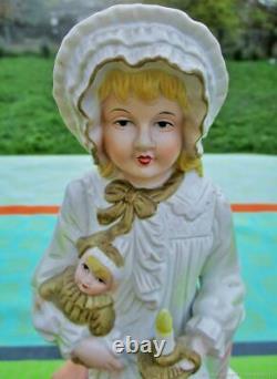 Statuette ancienne Petite fille avec sa poupée biscuit France Antique statuette