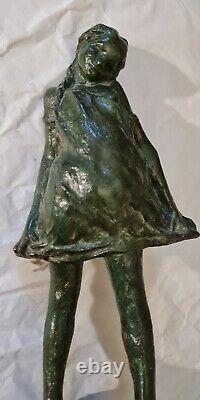 Statuette ancienne en bronze sur un socle en marbre Hauteur 34,5cm