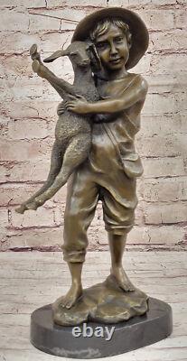 Style Ancien Rare Bronze Sculpture Ferme Garçon Avec Agneau Figurine Statue