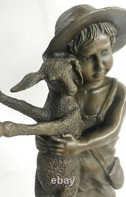 Style Ancien Rare Bronze Sculpture Ferme Garçon Avec Agneau Figurine Statue