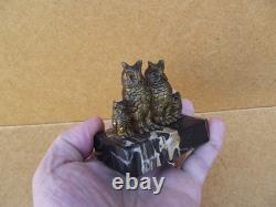 Sujet ancien petit bronze famille hiboux Chouette sur ce socle en marbre