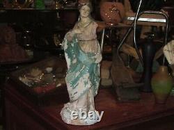 Superbe Statue ancienne en terre cuite polychrome dans l'état, femme à l'Antique