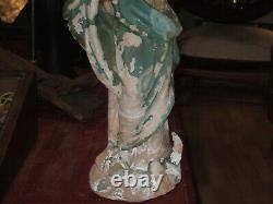 Superbe Statue ancienne en terre cuite polychrome dans l'état, femme à l'Antique