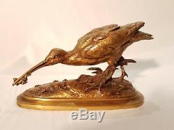 T. HINGRE Bécasse chassant une grenouille. Bronze édition ancienne. Signé