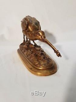 T. HINGRE Bécasse chassant une grenouille. Bronze édition ancienne. Signé